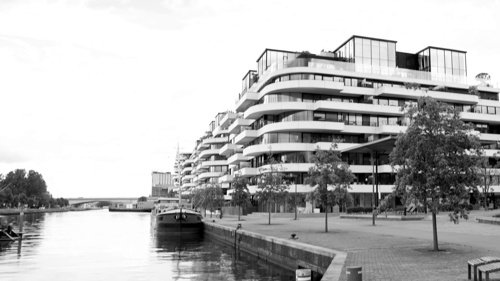 Het kantoorgebouw aan het water in Hasselt