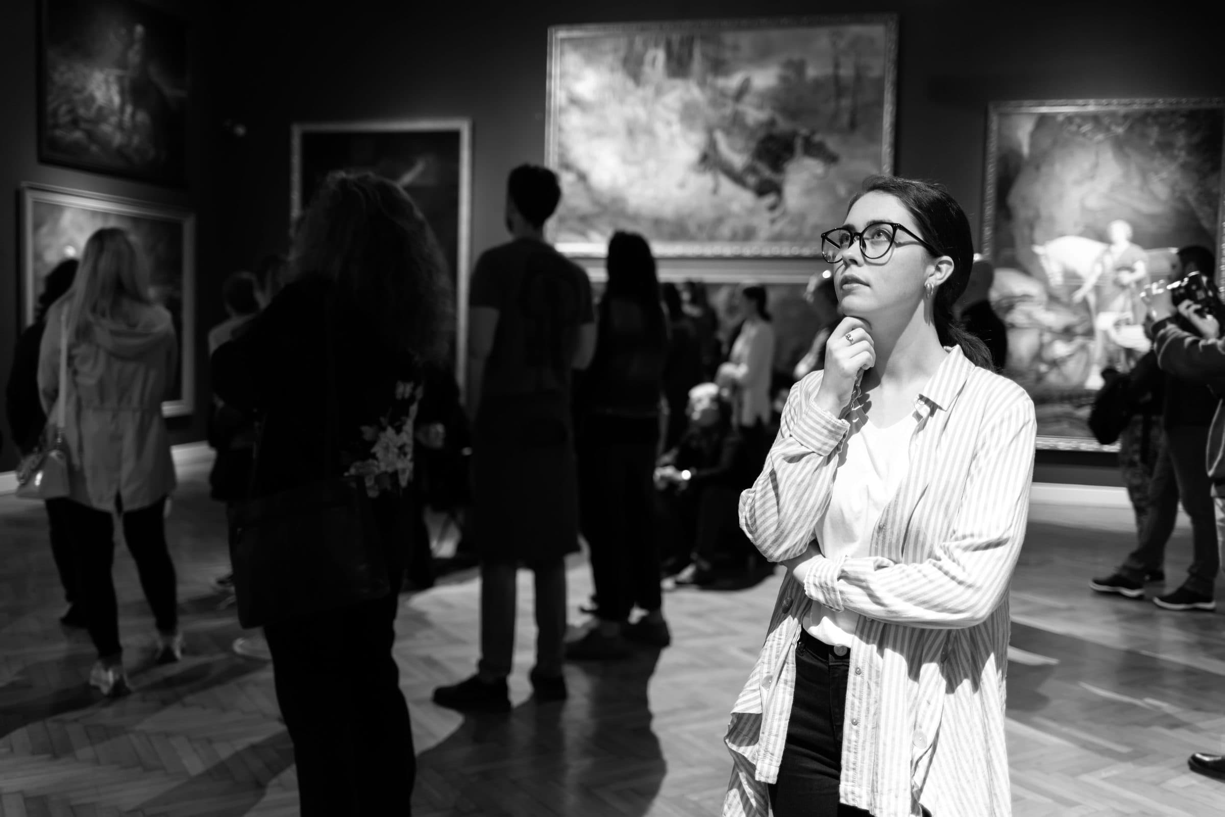 Bezoekers bekijken schilderijen in een kunstgalerij