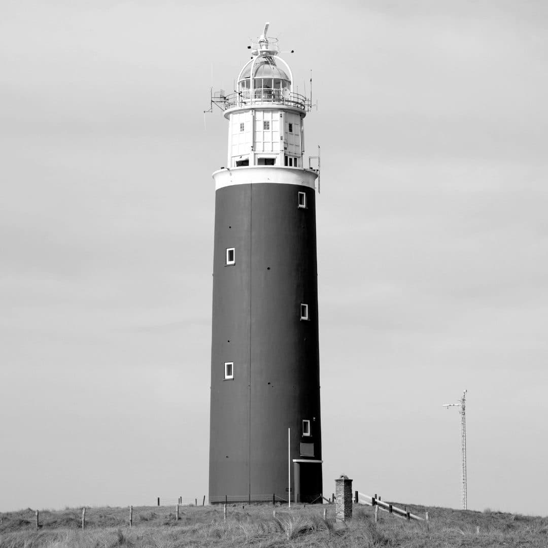 Een vuurtoren in de duinen